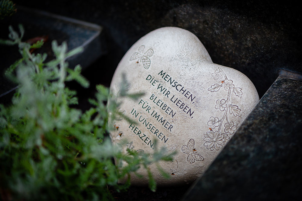 Ein Herz als Grabschmuck auf dem Friedhof in Troisdorf