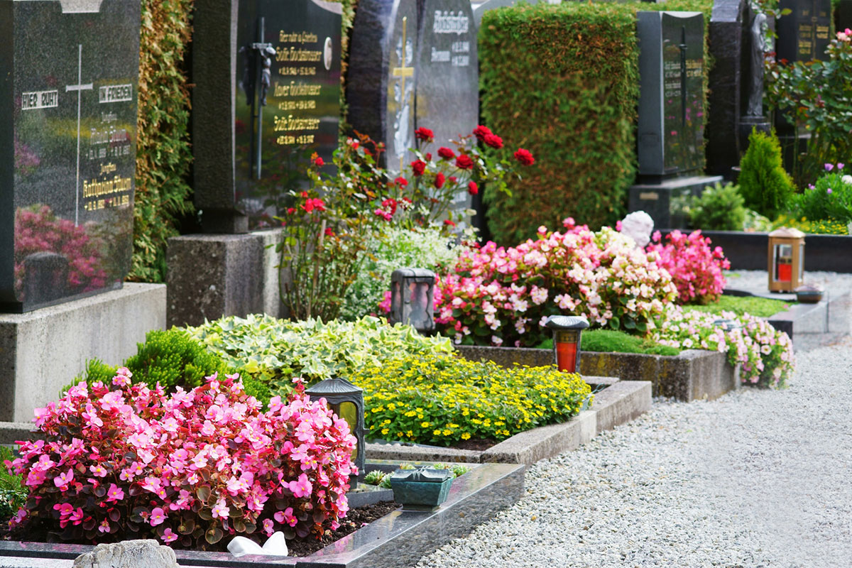 Individueller Blumenschmuck auf Gräbern in Troisdorf
