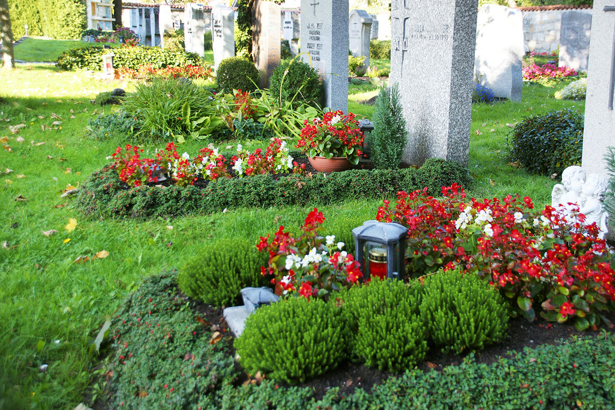 Stilvolle Erdgräber auf dem Friedhof in Troisdorf